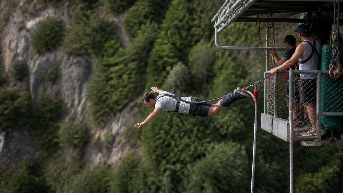 How do people come back up after bungee jumping?
